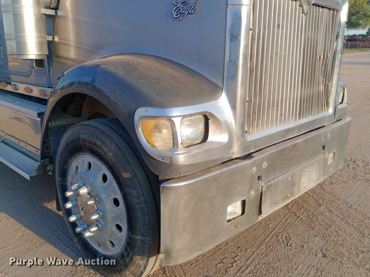 image for item DW0774 2007 International 9900i semi truck