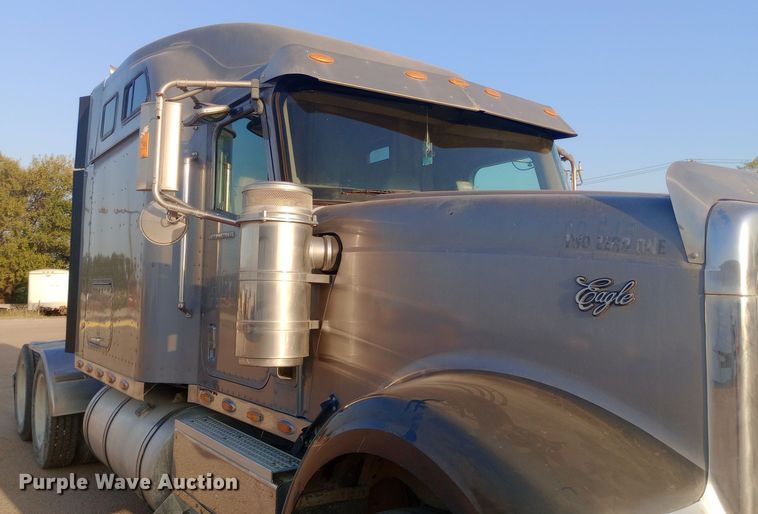 image for item DW0774 2007 International 9900i semi truck