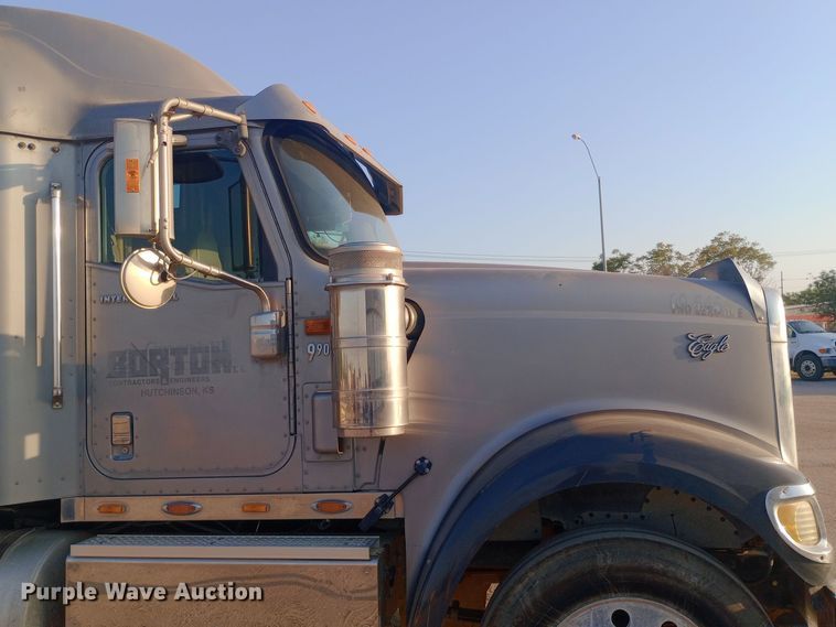 image for item DW0774 2007 International 9900i semi truck