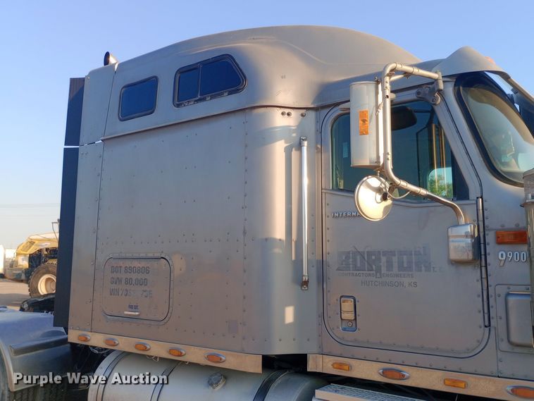 image for item DW0774 2007 International 9900i semi truck