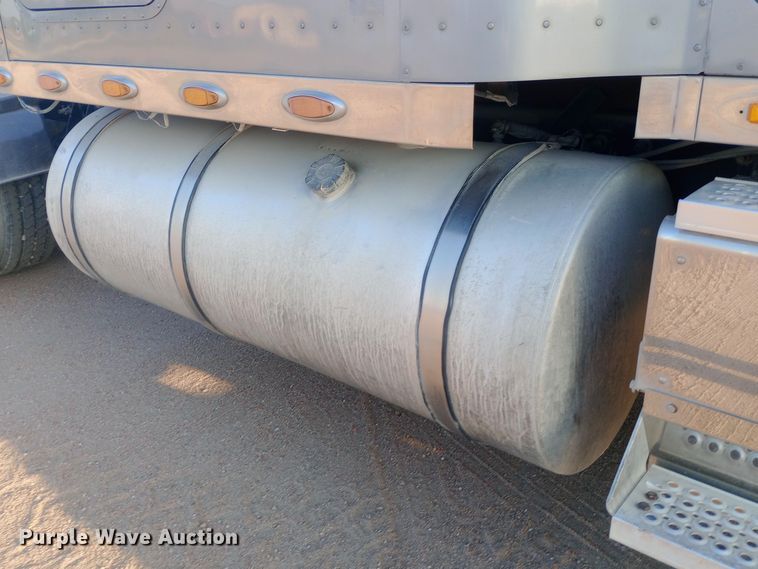 image for item DW0774 2007 International 9900i semi truck