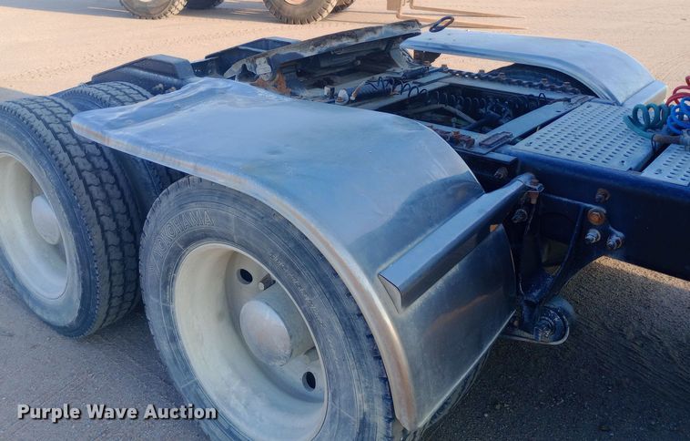 image for item DW0774 2007 International 9900i semi truck