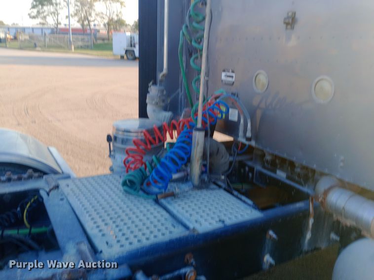 image for item DW0774 2007 International 9900i semi truck