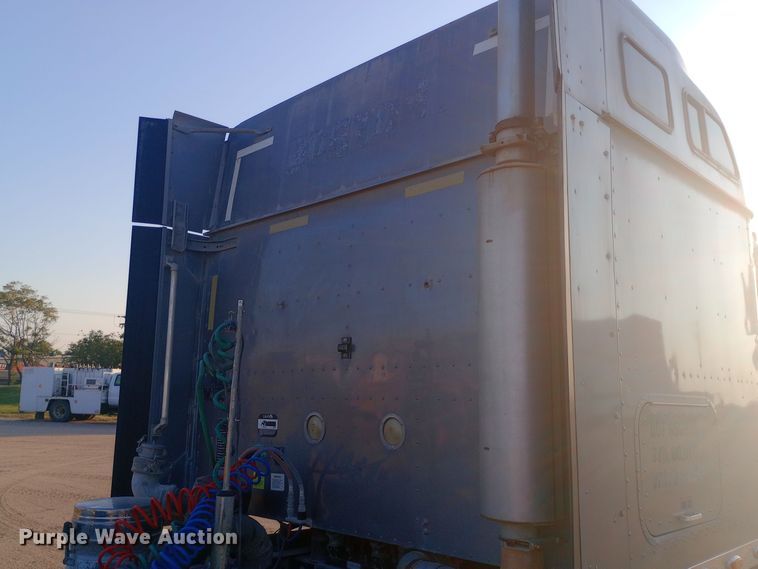 image for item DW0774 2007 International 9900i semi truck