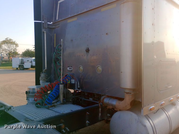 image for item DW0774 2007 International 9900i semi truck