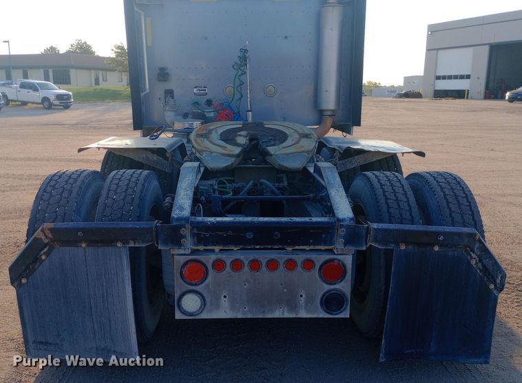 image for item DW0774 2007 International 9900i semi truck