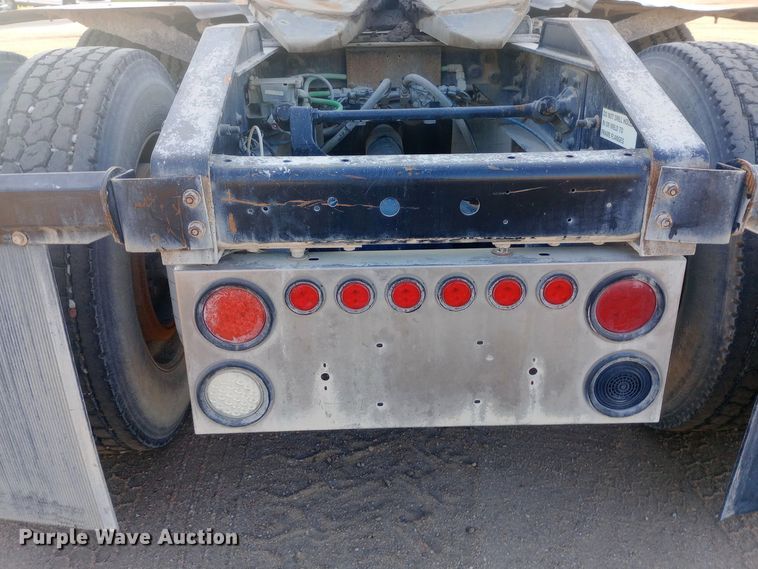 image for item DW0774 2007 International 9900i semi truck