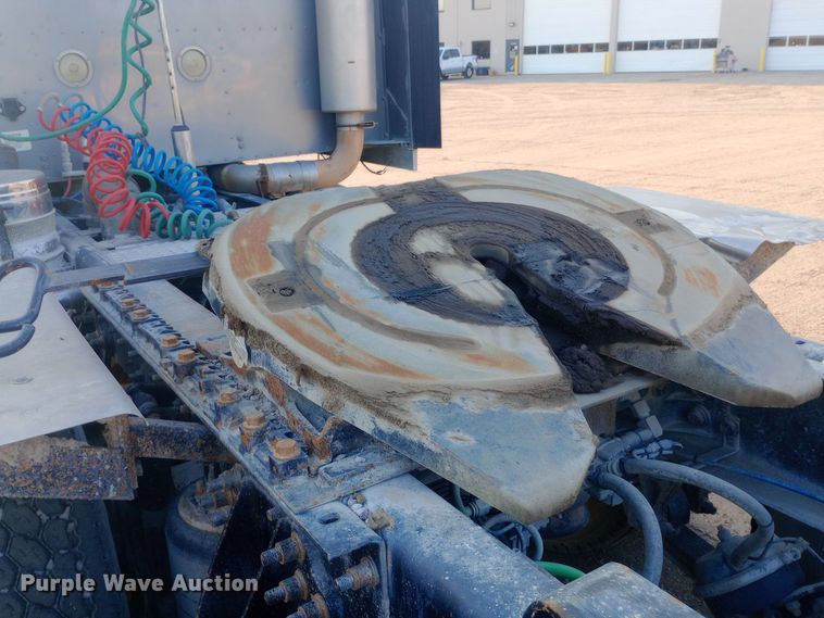 image for item DW0774 2007 International 9900i semi truck