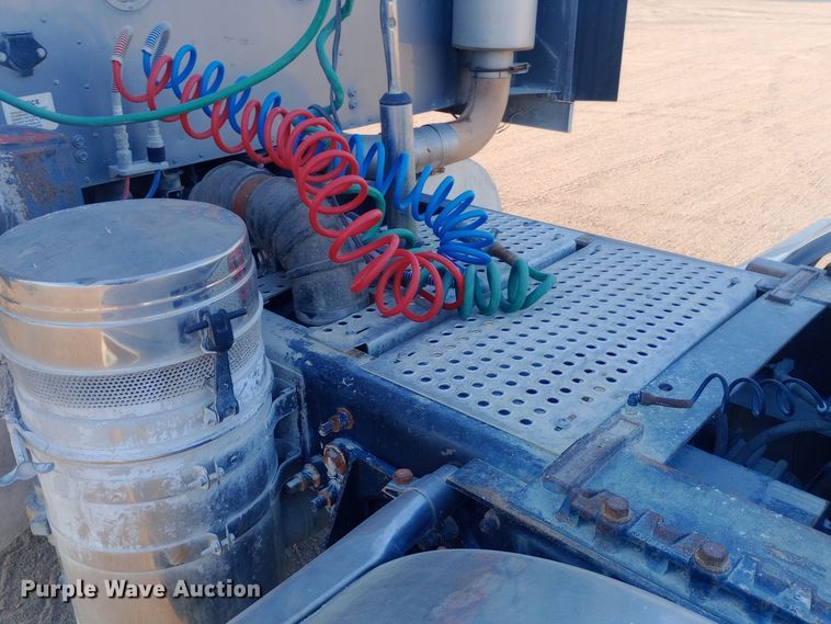 image for item DW0774 2007 International 9900i semi truck