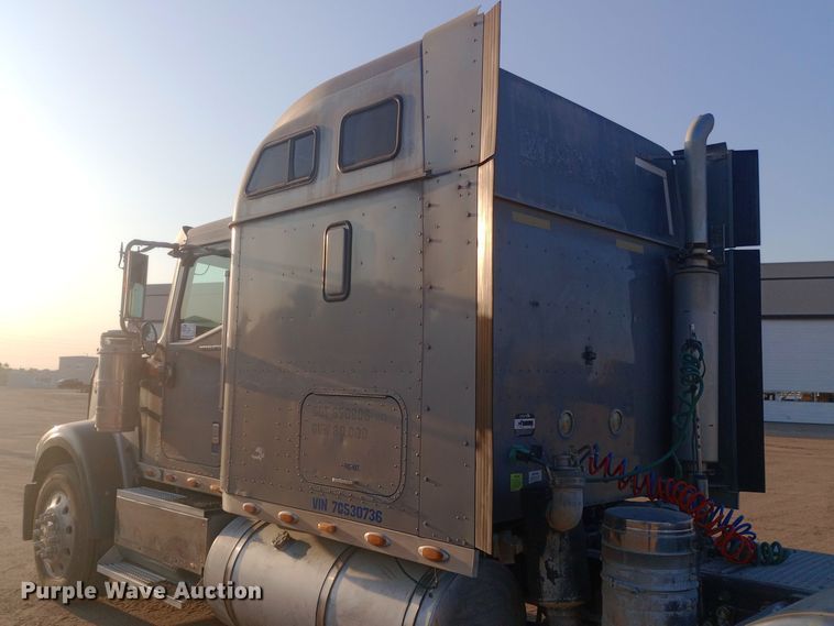 image for item DW0774 2007 International 9900i semi truck