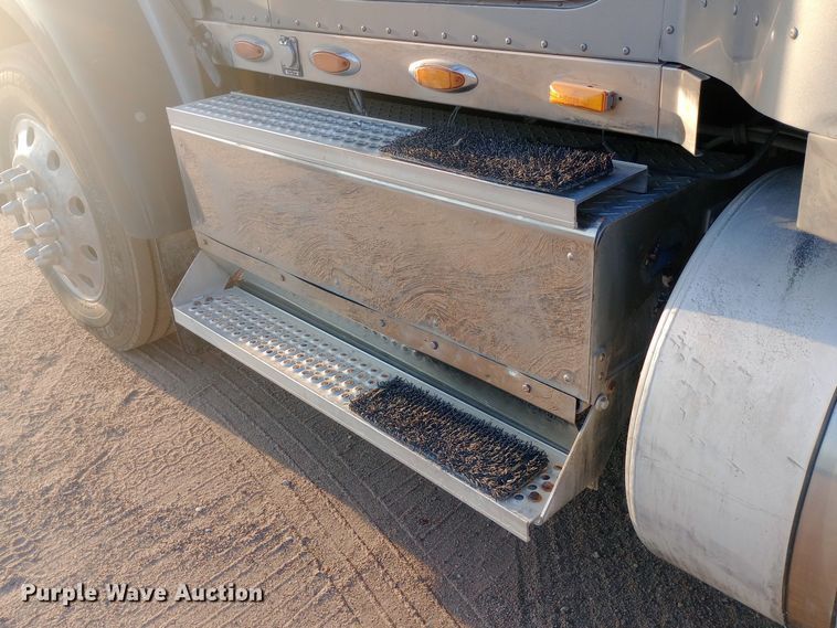 image for item DW0774 2007 International 9900i semi truck