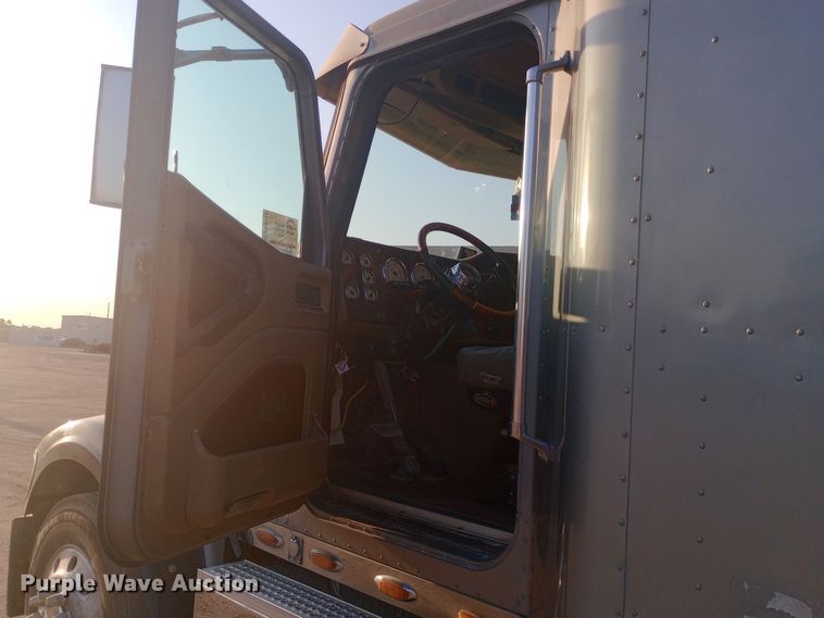 image for item DW0774 2007 International 9900i semi truck