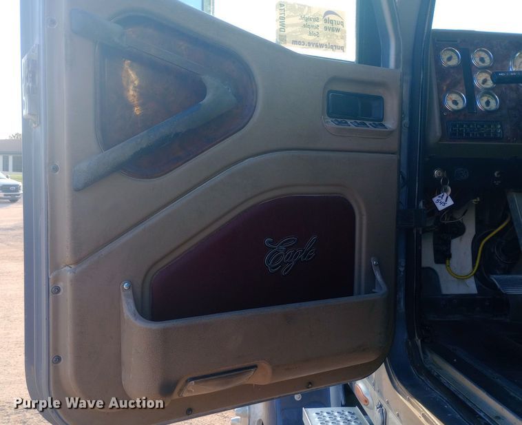 image for item DW0774 2007 International 9900i semi truck