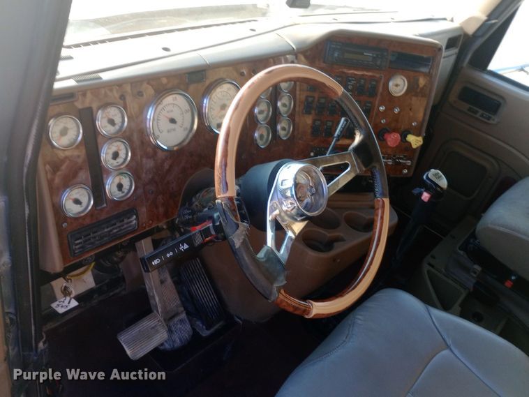 image for item DW0774 2007 International 9900i semi truck