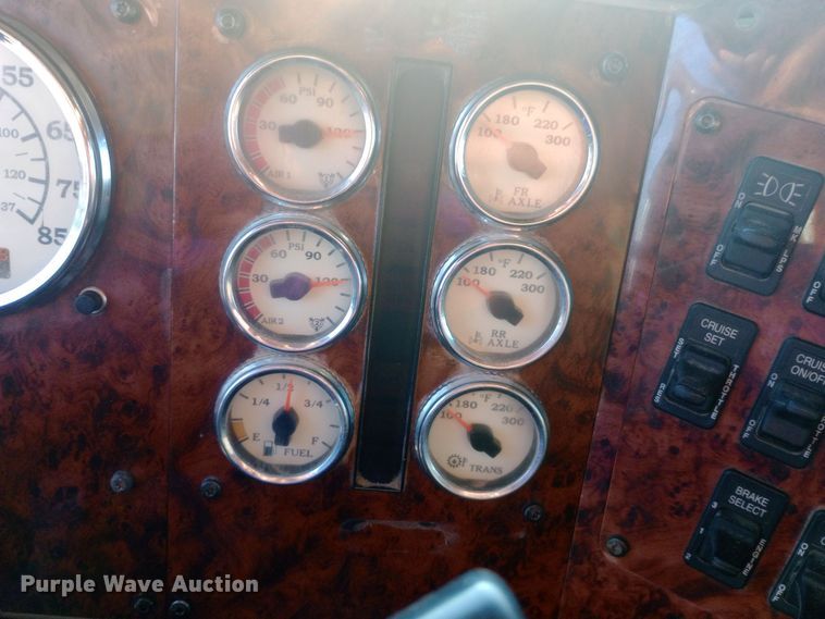 image for item DW0774 2007 International 9900i semi truck