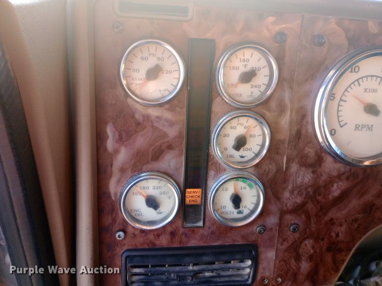 image for item DW0774 2007 International 9900i semi truck