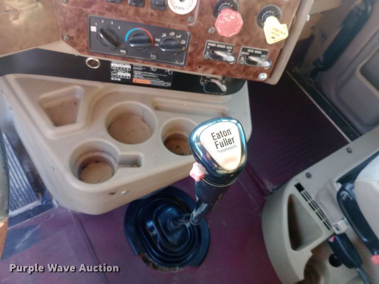 image for item DW0774 2007 International 9900i semi truck