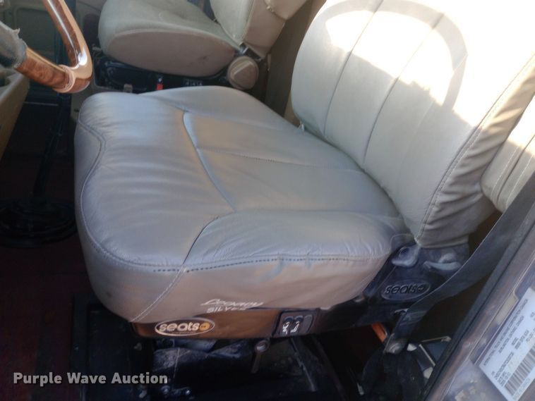 image for item DW0774 2007 International 9900i semi truck