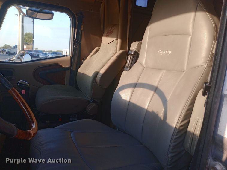 image for item DW0774 2007 International 9900i semi truck