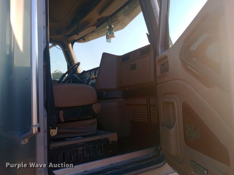 image for item DW0774 2007 International 9900i semi truck