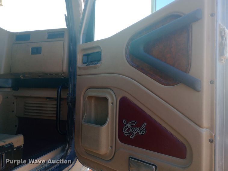 image for item DW0774 2007 International 9900i semi truck