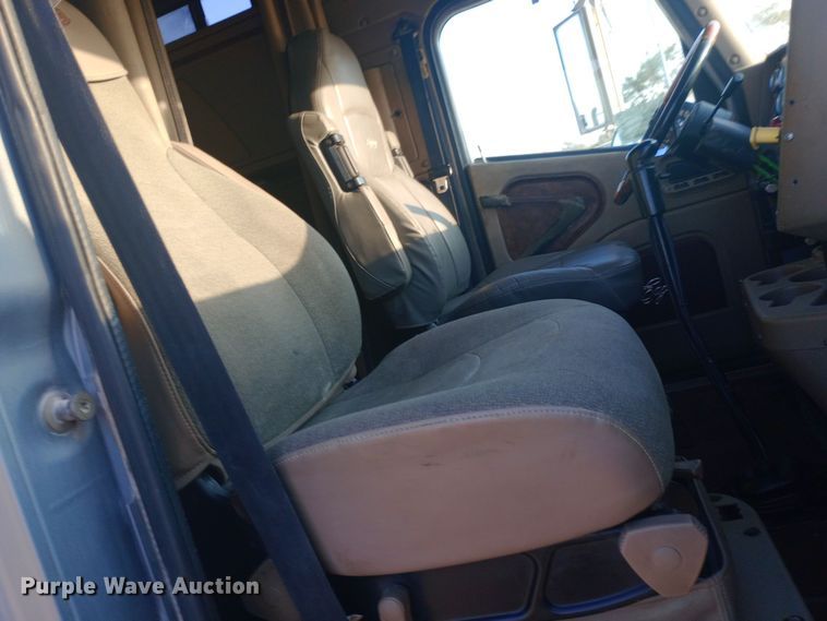 image for item DW0774 2007 International 9900i semi truck