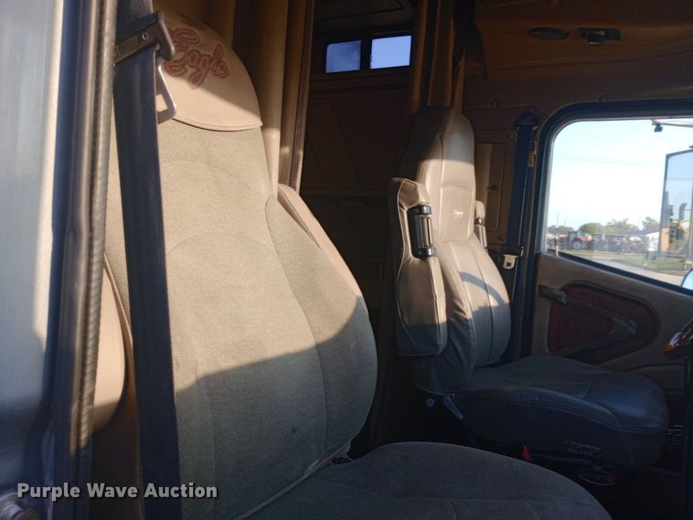 image for item DW0774 2007 International 9900i semi truck