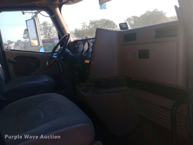 image for item DW0774 2007 International 9900i semi truck