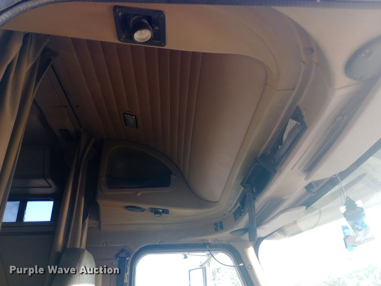 image for item DW0774 2007 International 9900i semi truck