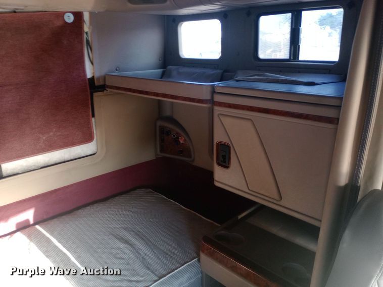 image for item DW0774 2007 International 9900i semi truck