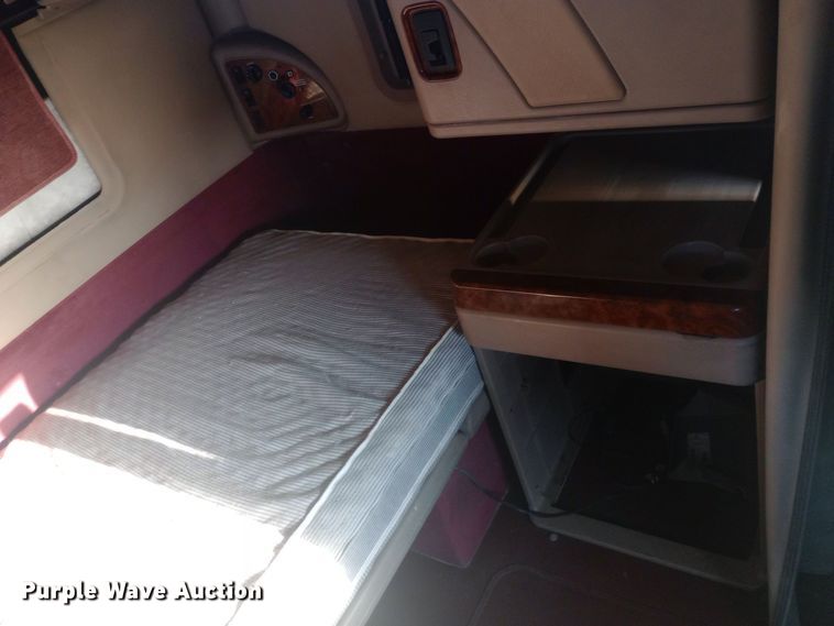 image for item DW0774 2007 International 9900i semi truck