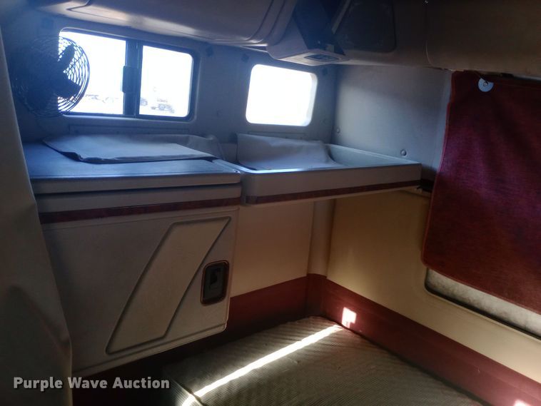 image for item DW0774 2007 International 9900i semi truck