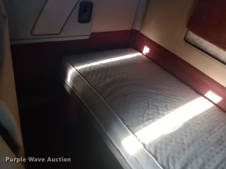 image for item DW0774 2007 International 9900i semi truck