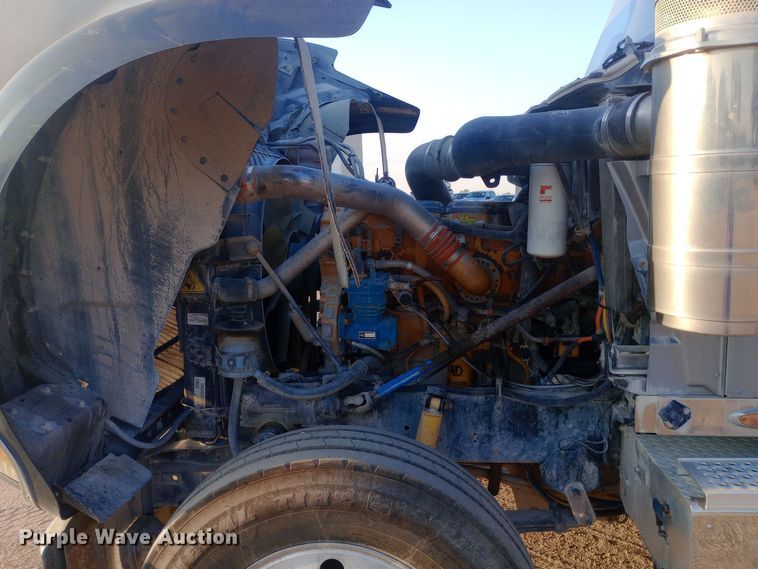 image for item DW0774 2007 International 9900i semi truck