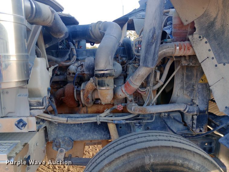 image for item DW0774 2007 International 9900i semi truck