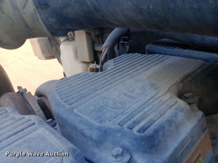 image for item DW0774 2007 International 9900i semi truck