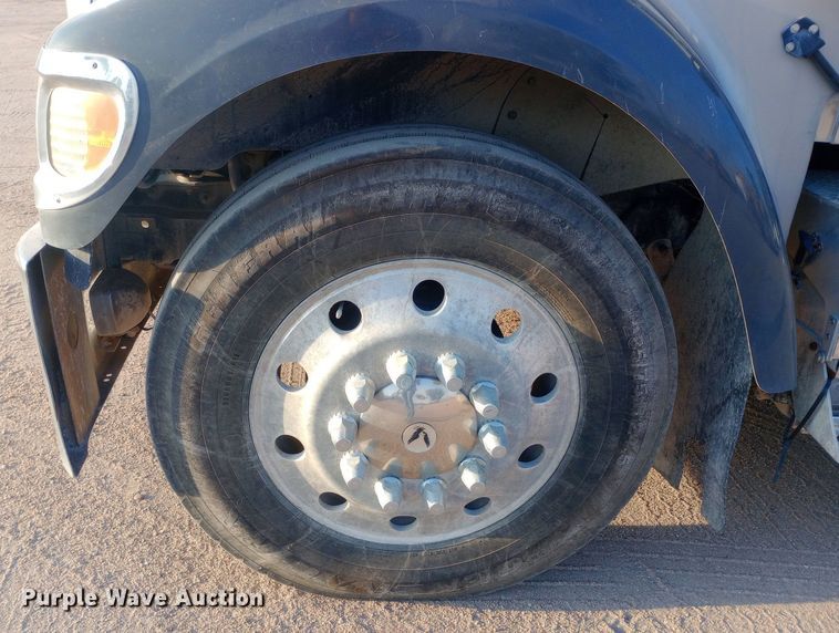 image for item DW0774 2007 International 9900i semi truck