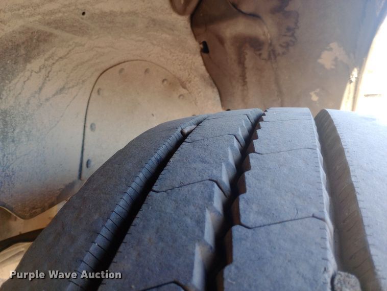 image for item DW0774 2007 International 9900i semi truck