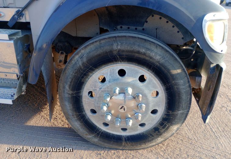 image for item DW0774 2007 International 9900i semi truck