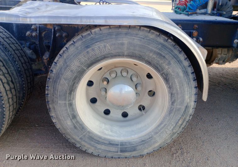 image for item DW0774 2007 International 9900i semi truck