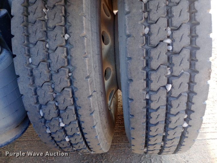 image for item DW0774 2007 International 9900i semi truck