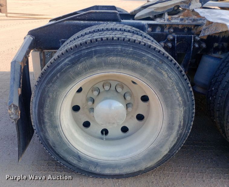 image for item DW0774 2007 International 9900i semi truck