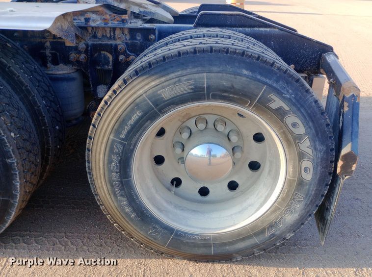 image for item DW0774 2007 International 9900i semi truck