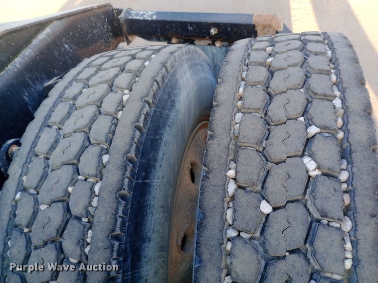 image for item DW0774 2007 International 9900i semi truck