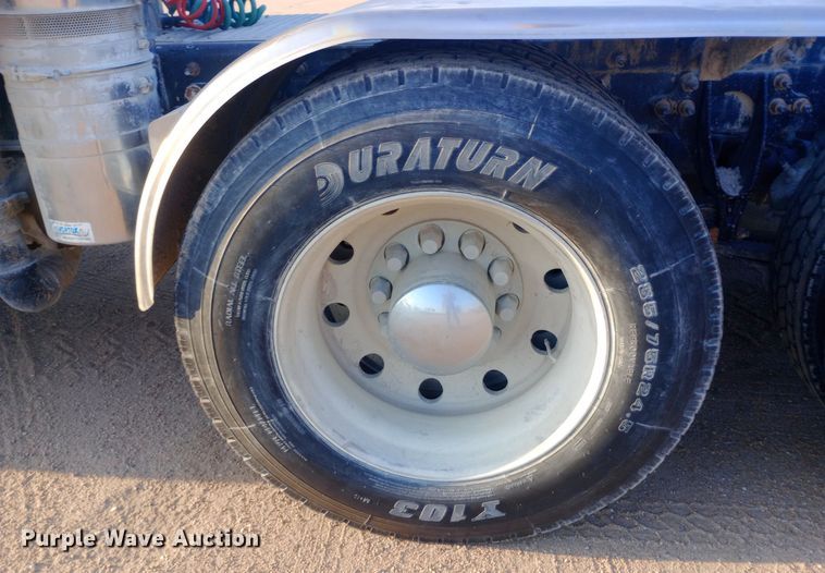 image for item DW0774 2007 International 9900i semi truck