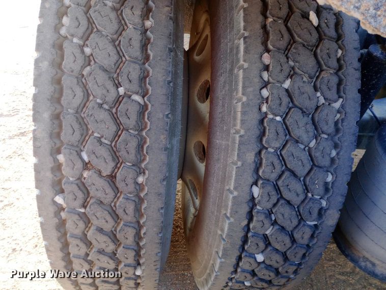 image for item DW0774 2007 International 9900i semi truck