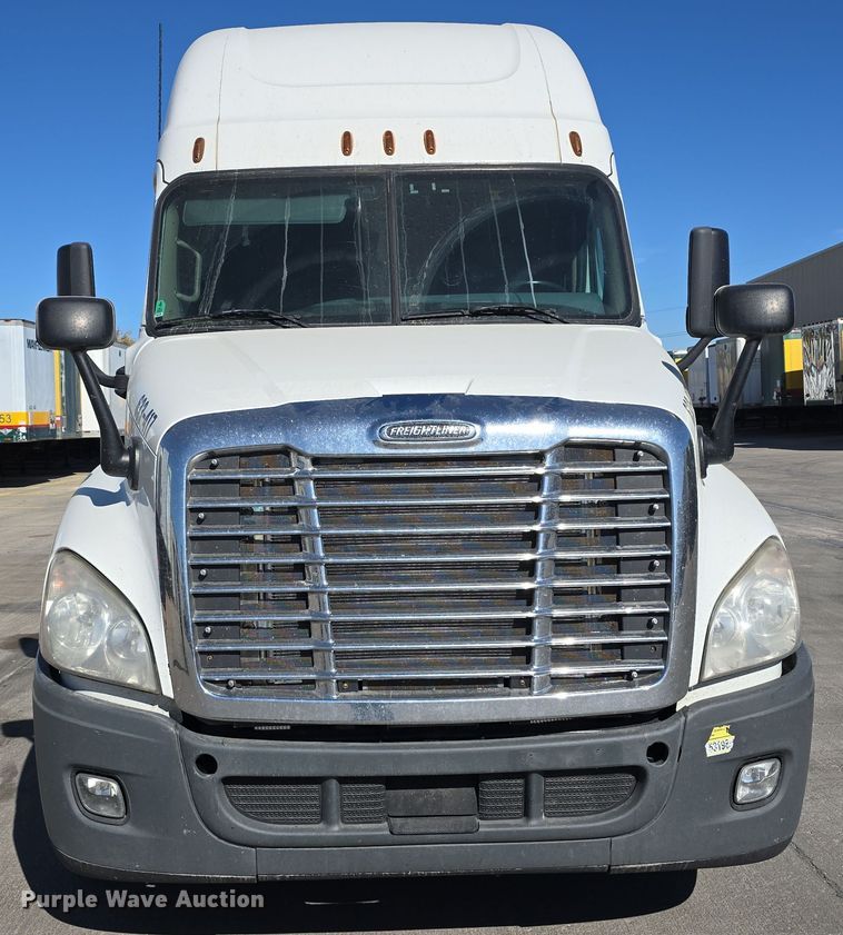image for item DW3820 2013 Freightliner Cascadia 125 semi truck