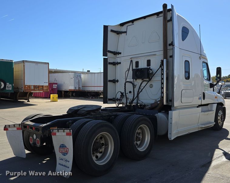 image for item DW3820 2013 Freightliner Cascadia 125 semi truck