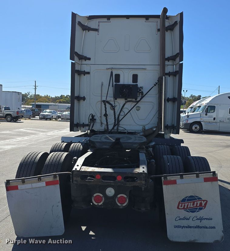 image for item DW3820 2013 Freightliner Cascadia 125 semi truck