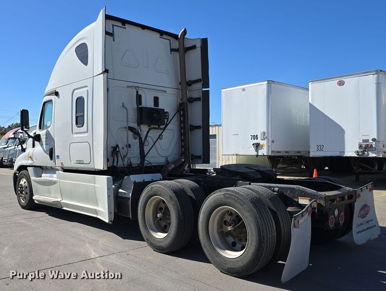 image for item DW3820 2013 Freightliner Cascadia 125 semi truck